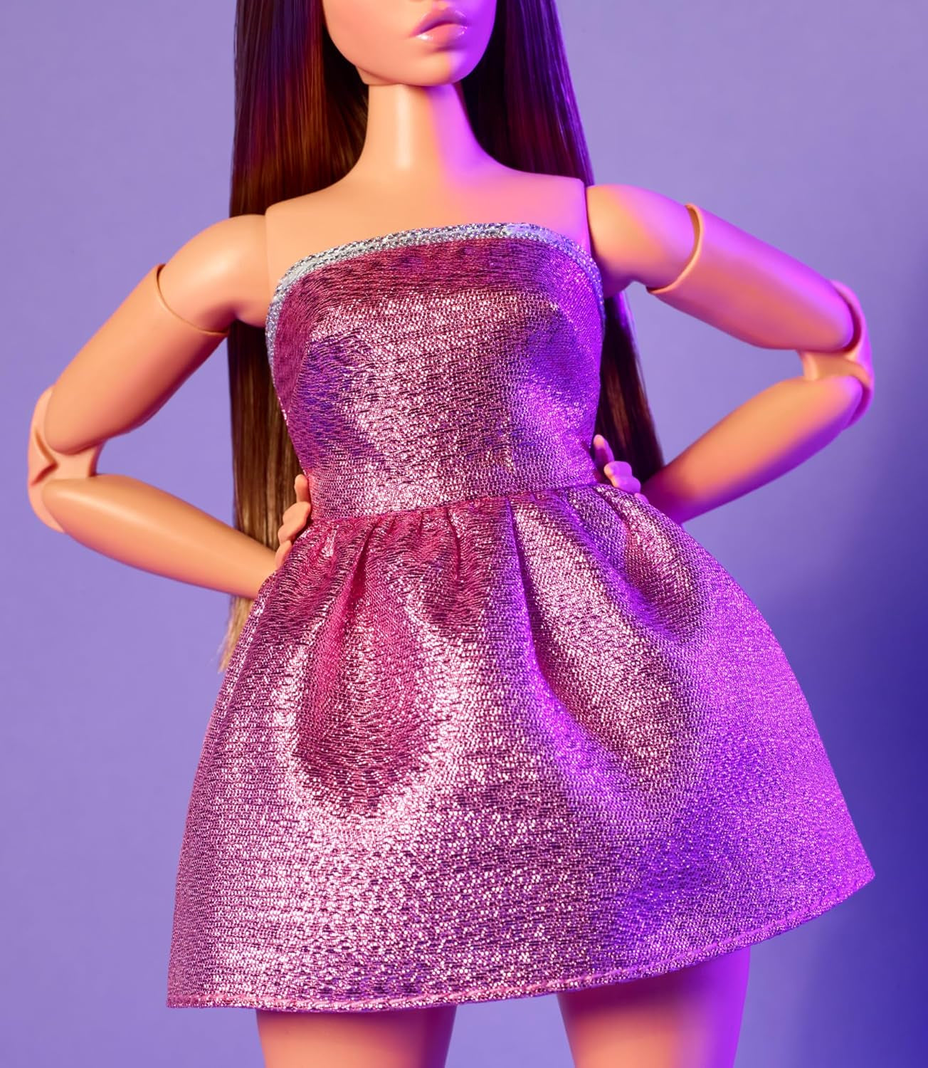 Lalka Barbie Looking, figurka kolekcjonerska nr. 24 z brązowymi włosami i nowoczesną modą Y2K, błyszcząca sukienka bez ramiączek i wysokie obcasy z odkrytymi palcami, lalki HRM16 Naty Shop