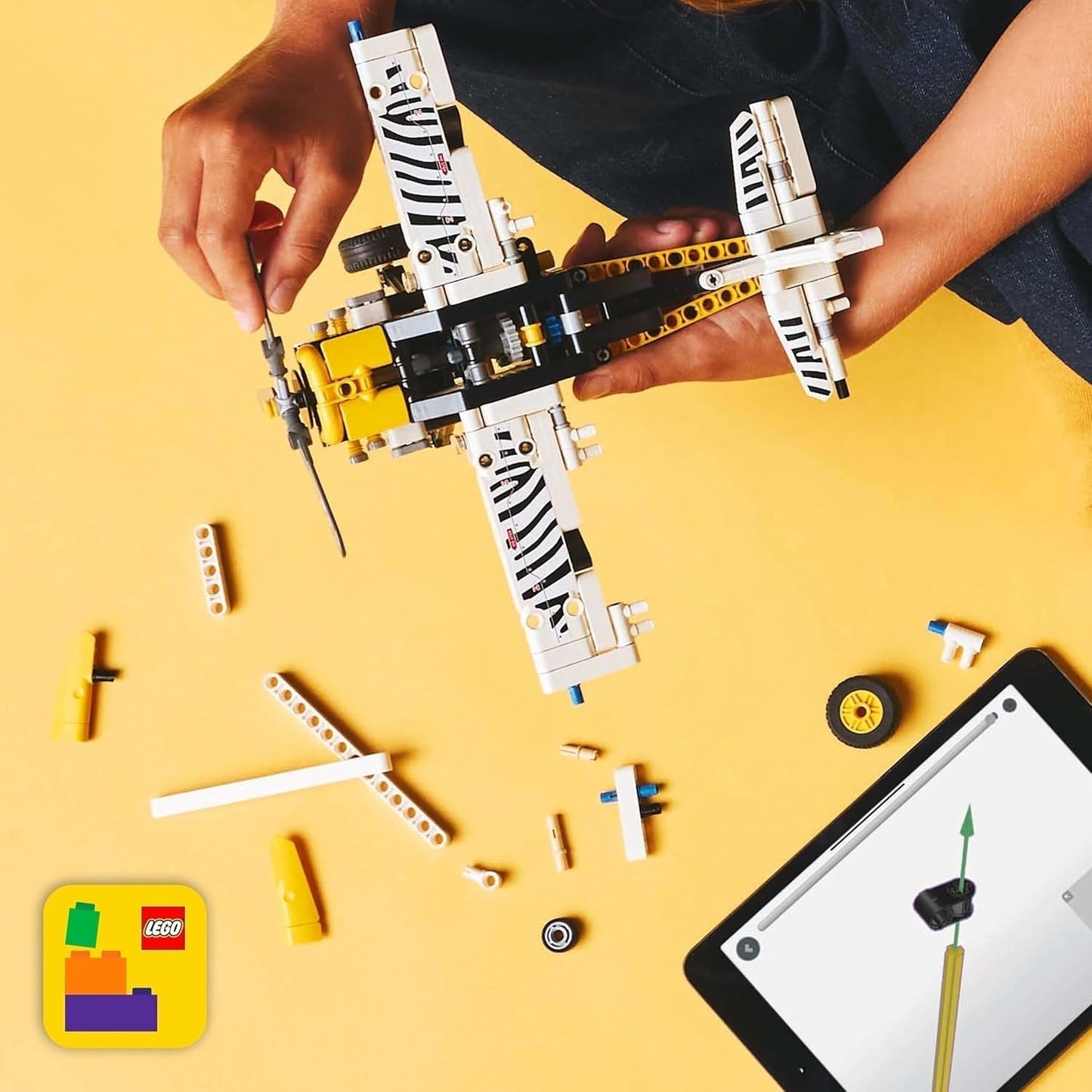 LEGO Technic Zabawka do budowania samolotu ze śmigłem dla dzieci Prezent dla chłopców i dziewcząt 8-letni 4-cylindrowy silnik tłokowy z obrotowym śmigłem Model samolotu 42198 Zestawy do budowania Besuche den LEGO-Store