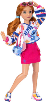 Modne lalki Disney ILY 4EVER Stitch z rudymi włosami, wysokością 29 cm, 13 punktami artykulacji, dwoma kompletnymi strojami do łączenia i dopasowywania oraz błyszczącym pierścionkiem Mickey dla Ciebie!