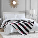 Pluszowy koc Juicy Couture Cabana, 127,7 x 178,8 cm, luksusowy pluszowy koc z mikrofibry zapewniający maksymalny komfort i przytulne ciepło Łóżka i koce Juicy Couture