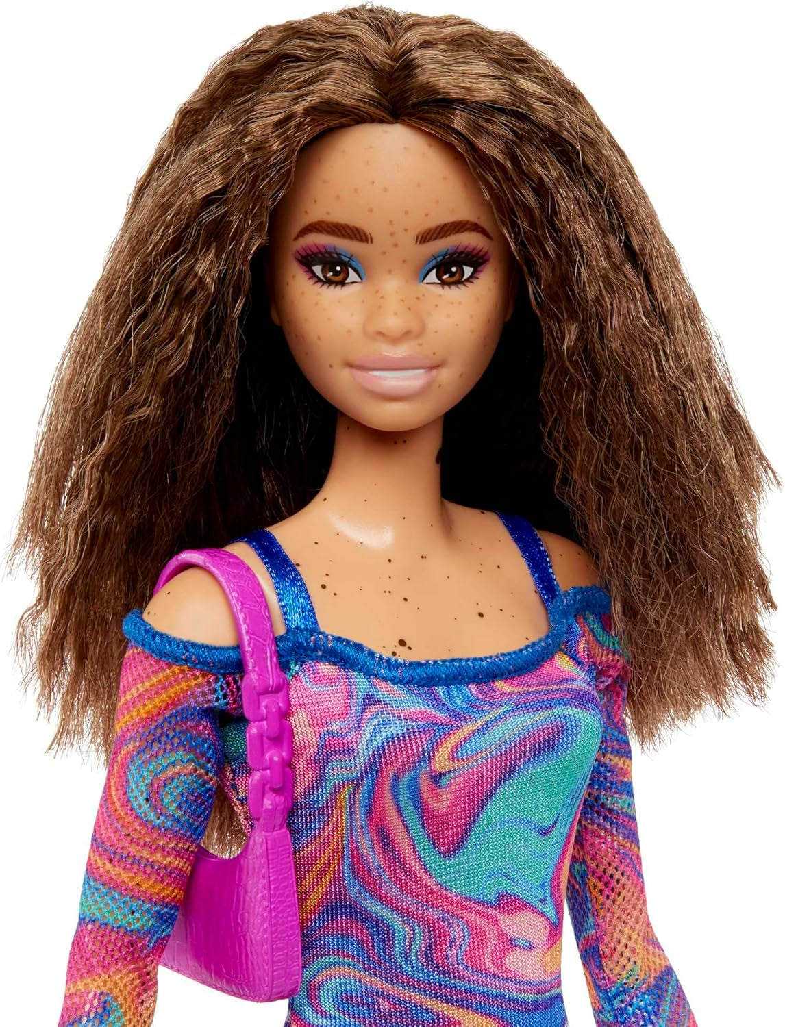 Lalka Barbie Fashionistas nr. 206 - Falowane włosy i piegi - Nowoczesna tęczowa marmurkowa sukienka, torba na ramię i zielone buty - od 3 lat i więcej, HJT03