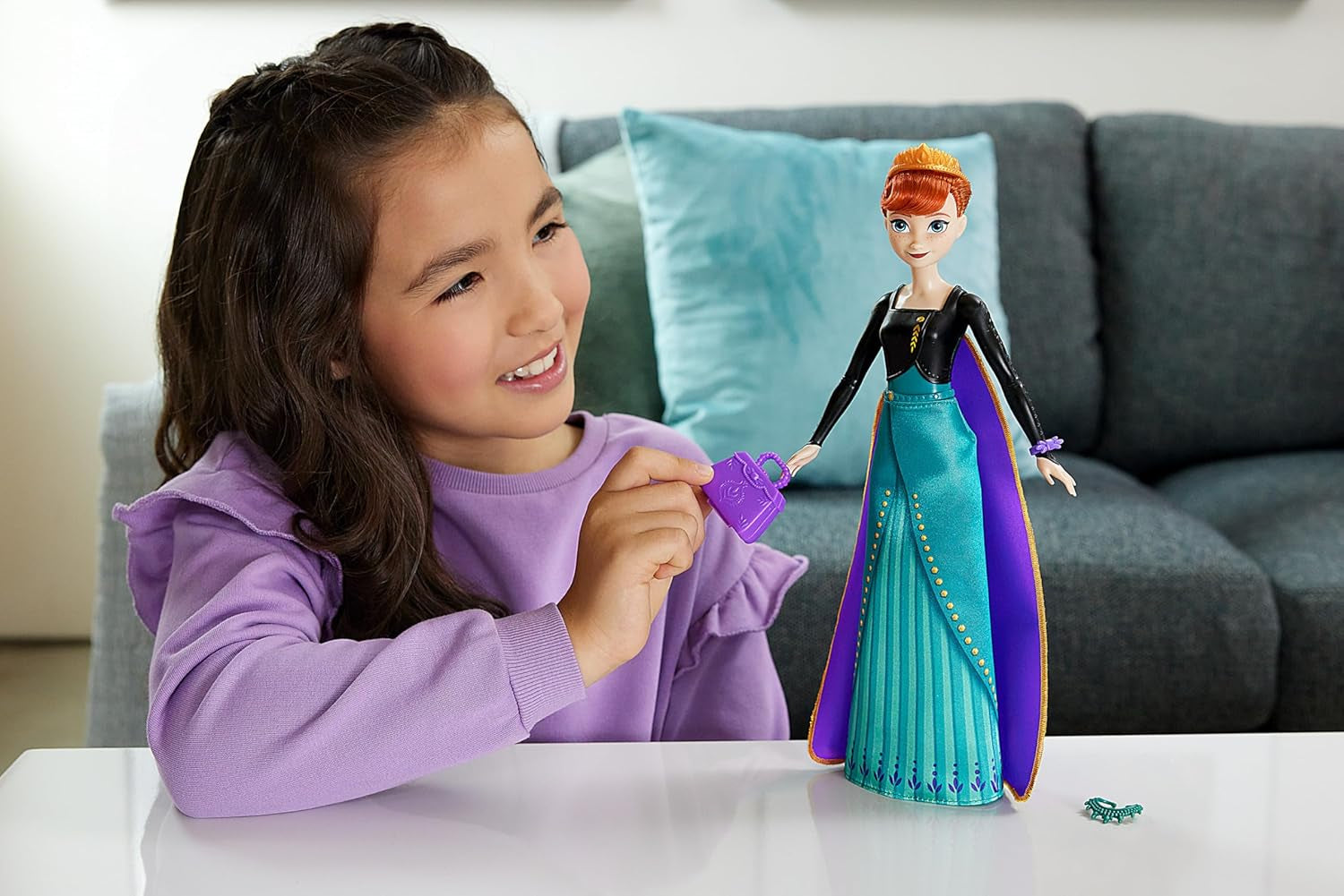 Mattel Disney Zestaw lalek Anna Królowa Lodu, Spin & Reveal z 11 niespodziankami, w tym 5 akcesoriów, 5 naklejek i sceną do zabawy, inspirowaną filmem Disneya, HXD27 Naty Shop Dolls