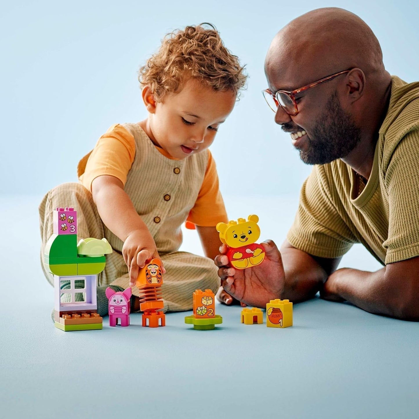 LEGO DUPLO - Disney Przyjęcie urodzinowe Kubusia Puchatka - zabawka edukacyjna dla przedszkolaków - zestaw 3 minifigurek, w tym Kubuś Puchatek, Tygrysek i Prosiaczek - pomysł na prezent dla chłopców i dziewcząt od 1,5 roku 10457 Zestawy konstrukcyjne Beuche w sklepie LEGO