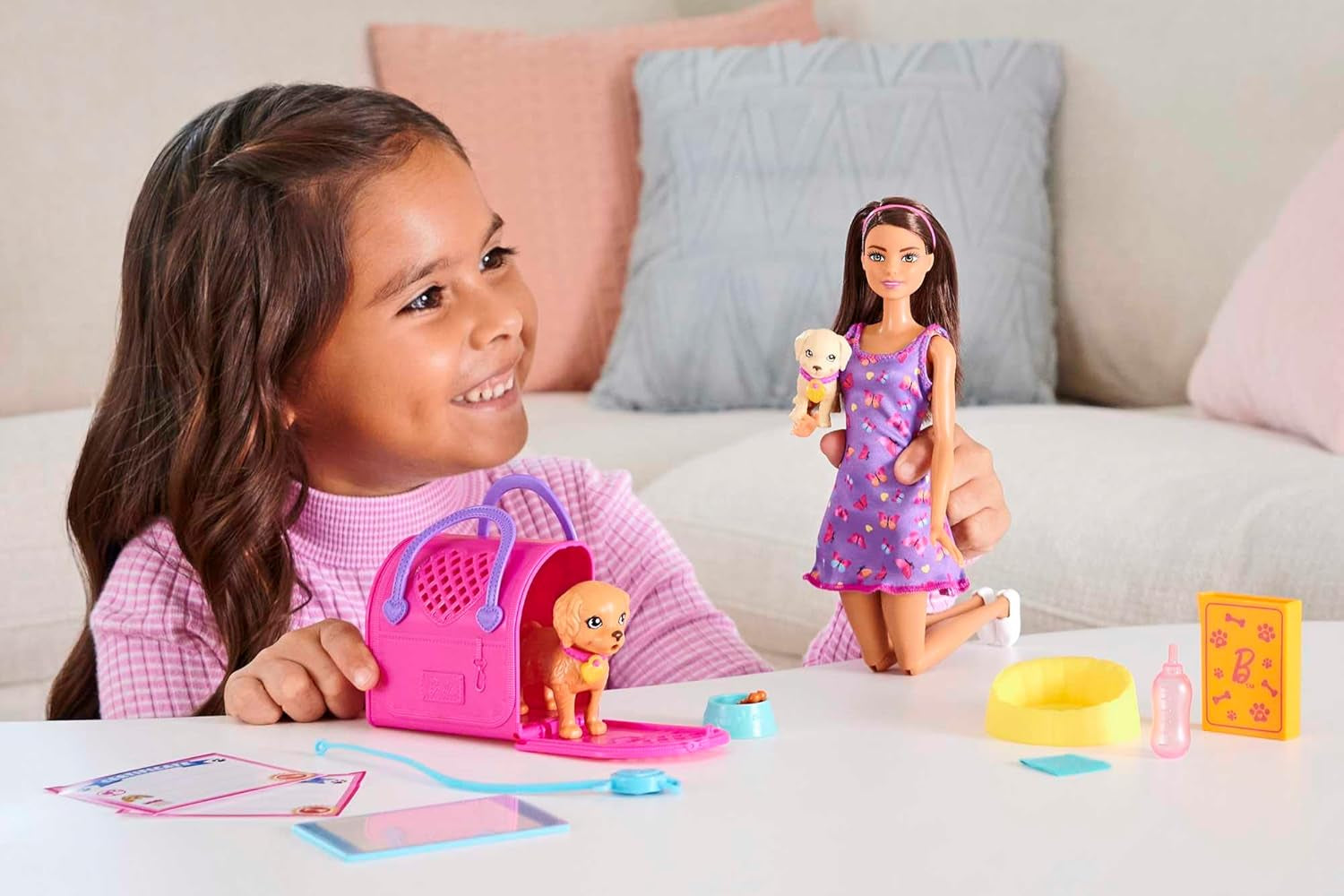 Adopcja Barbie Puppy - lalka i 2 szczenięta, z certyfikatami adopcyjnymi, efektem zmiany koloru, klatką i akcesoriami, dla dzieci w wieku od 3 lat, 86 HKD
