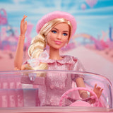 Barbie Film na podstawie filmu Margot Robbie jako figurka kolekcjonerska Barbie w różowej bluzce i tiulowej spódnicy ze stylizowaną fryzurą i pasującą biżuterią JBJ53