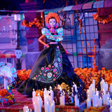 Podpisowa lalka Barbie, figurka kolekcjonerska Día De Muertos 2024 w czarnej sukience i niebieskim marszczonym topie, z haftowanym nadrukiem i kolorowymi dodatkami, HRM72