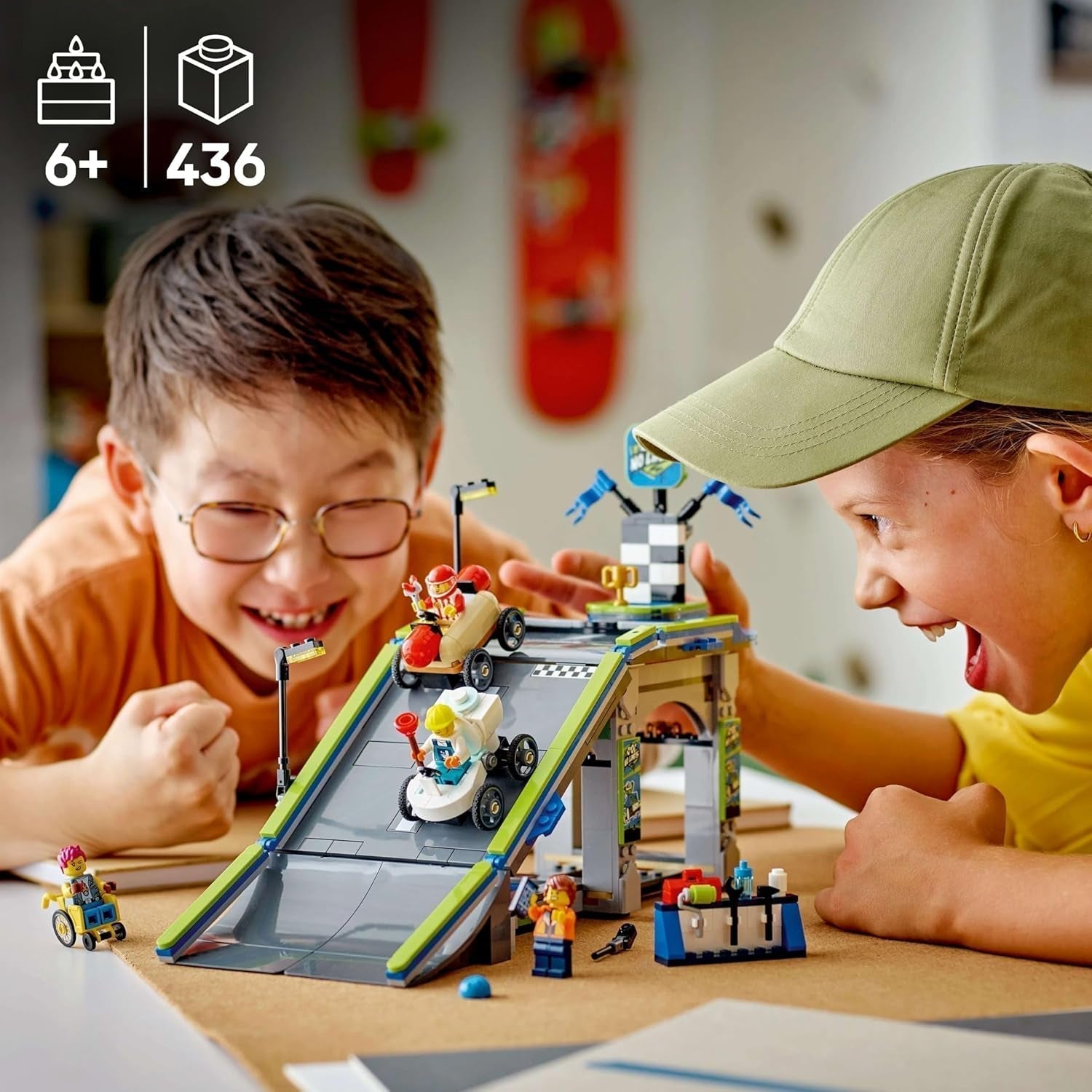 LEGO City No Limits: Wyścig w mydelniczce z rampą - Zabawka konstrukcyjna dla chłopców i dziewcząt od 6 lat - Zestaw z 2 mydelniczkami i 4 minifigurkami kierowców - Pomysł na prezent dla dzieci 60460 Zestawy do budowania Besuche den LEGO-Store