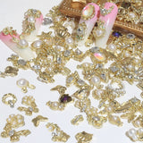 50 szt. złotych zawieszek do paznokci, mieszane style Glitzersteine ​​​​Nägel Perle Legierung Nagel Steine ​​Blume Schmetterling Strasssteine ​​Nägel Herz Stern Nagel Charms DIY Nail Art Zubehör Frauen Nägel Deko