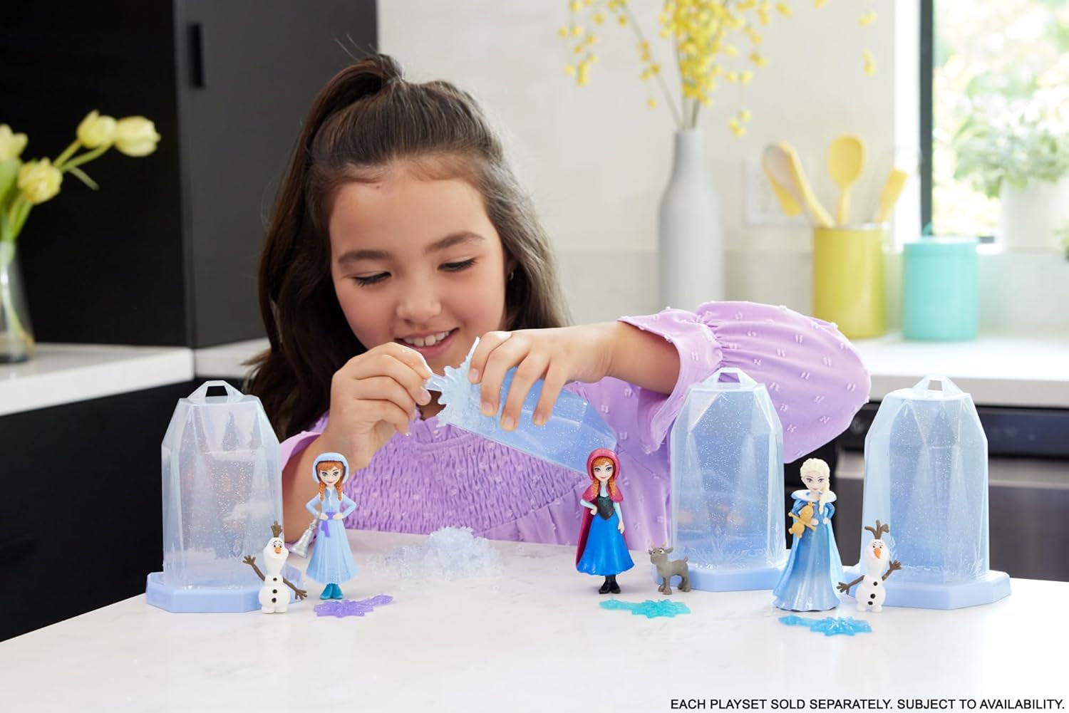 Mała lalka Mattel Disney Frozen Ice Reveal z puszystym lodowym żelem i 6 niespodziankami, zawiera figurkę przyjaciela i akcesoria (lalki mogą się różnić) HRN77