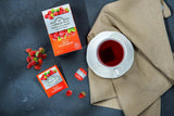 Ahmad Tea - Dzika truskawka - Bezkofeinowa herbata owocowo-ziołowa - Truskawka - Smakowa, pakowana pojedynczo torebka na herbatę zawierająca 2 g herbaty w porcji - 20 torebek z paskiem
