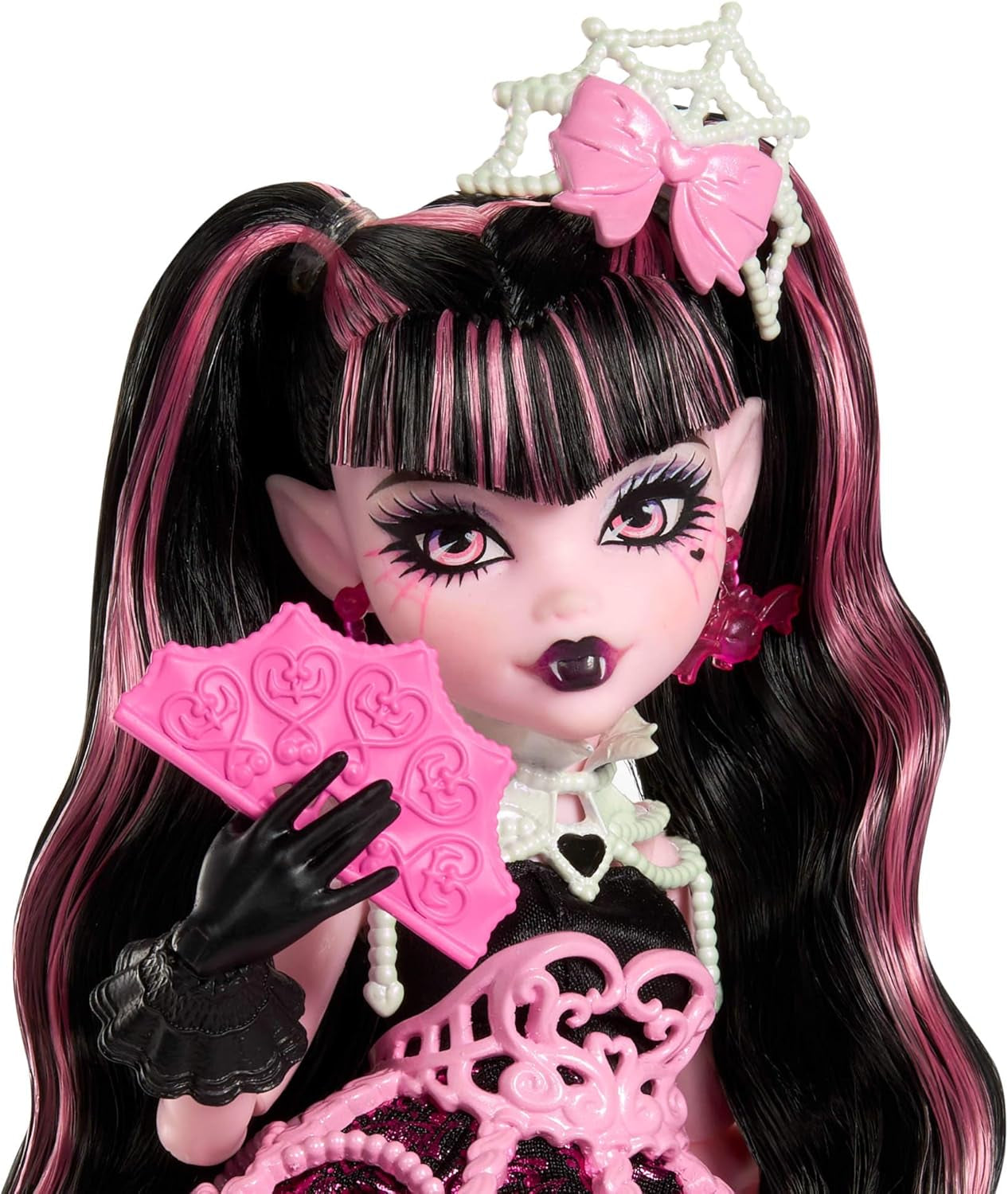 Straszna i słodka lalka urodzinowa Monster High Draculaura w różowej sukience imprezowej z dodatkami tematycznymi, takimi jak zaproszenie, balon, prezent, fani i nie tylko, JBG74