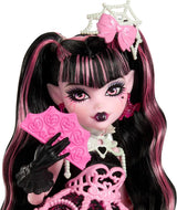 Straszna i słodka lalka urodzinowa Monster High Draculaura w różowej sukience imprezowej z dodatkami tematycznymi, takimi jak zaproszenie, balon, prezent, fani i nie tylko, JBG74