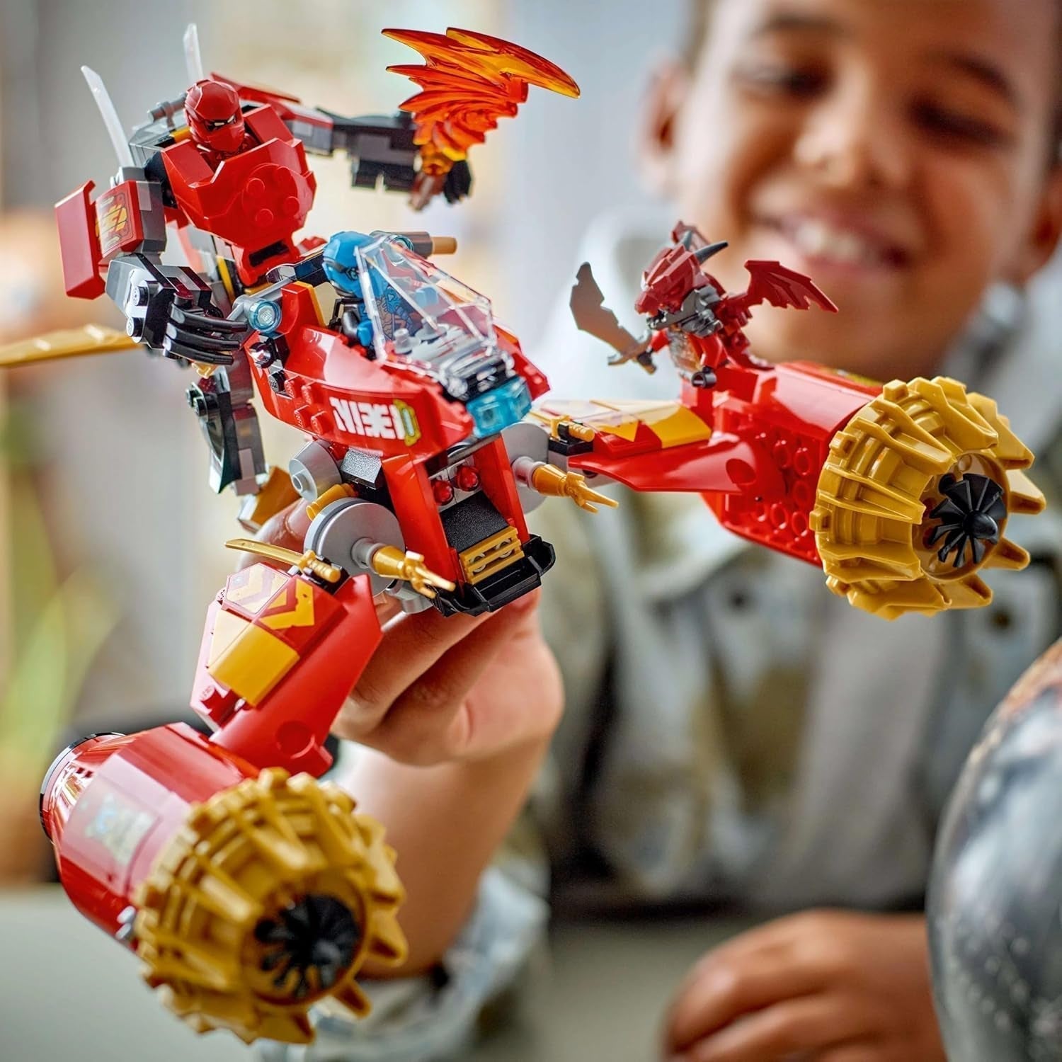 LEGO NINJAGO Mech Jeźdźca Burzy Kaia — Latający motocykl z trzema minifigurkami — Mech z ruchomą głową, rękami i nogami — Zabawka do budowania — Prezent dla chłopców i dziewcząt w wieku 7+ 71830 Zestawy do budowania Besuche den LEGO-Store