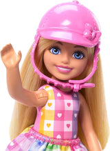 Barbie Chelsea i kucyk oraz kucyki – jeżdżą podczas zabawy, aby bezpiecznie usiąść na koniu, różowym siodle i kijkach, w zestawie kask i urocza sukienka w kratę, od 3 lat, lalki HTK29 Naty Shop