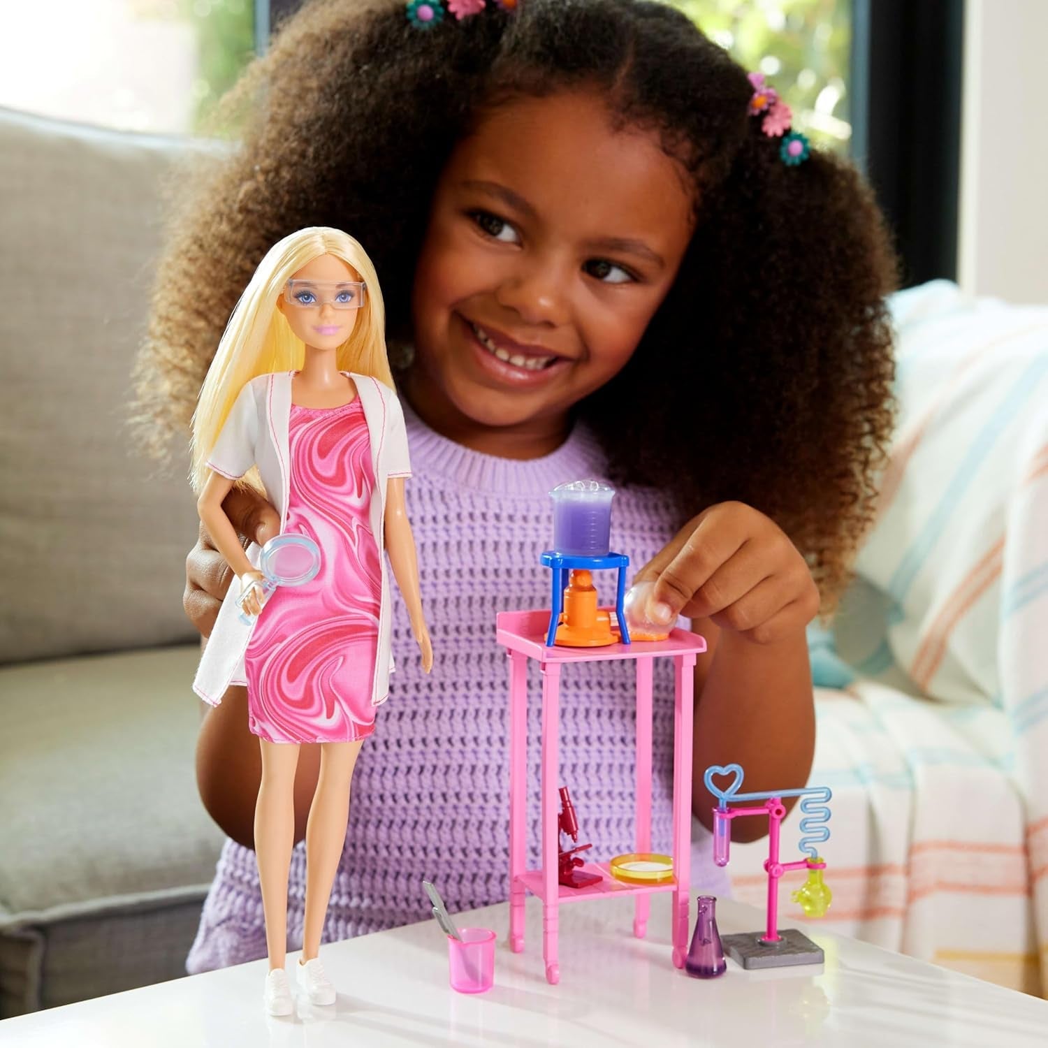 Lalka Barbie Naukowiec i akcesoria z modną blondynką, stołem laboratoryjnym, mikroskopem, zlewką zmieniającą kolor i szalką Petriego, JCR70