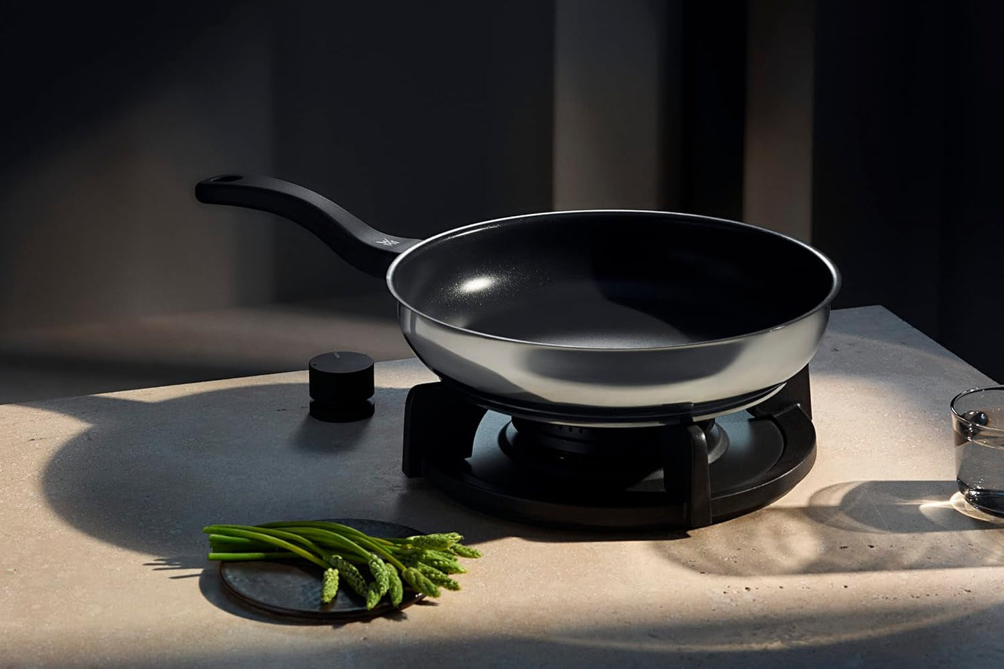 WMF Diabelska patelnia 20 cm, patelnia indukcyjna, stal nierdzewna Cromargan, plastikowy uchwyt Garnki i patelnie Naty Shop