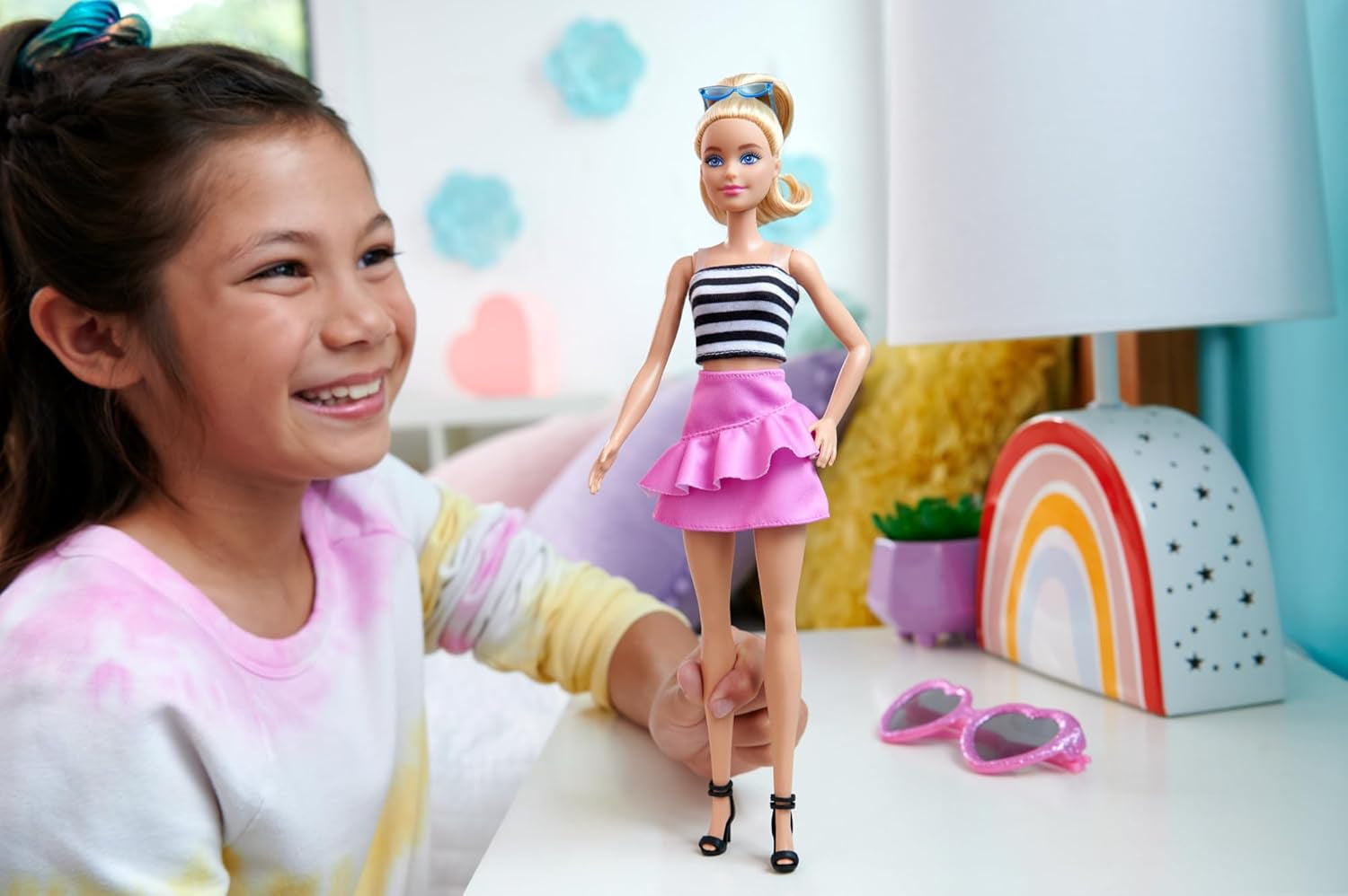 Lalka Barbie Fashionistas nr. 213 Blondynka w pasiastym topie Różowa spódnica i okulary przeciwsłoneczne 65. urodziny Kolekcjonerska lalka mody HRH11 Naty Shop Dolls