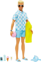 Barbie Ken – lalka blondynka w niebieskiej koszuli i fartuchu kąpielowym, akcesoria plażowe i piłka plażowa do kreatywnej zabawy, od 3 lat, HPL74