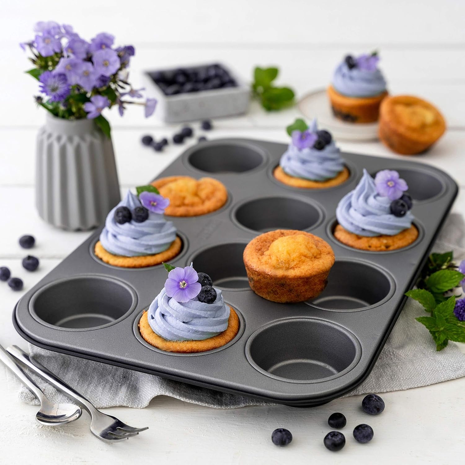 Zenker 12Er Muffinform Energy, Premium-Backform, Für Köstliche Kuchen, Verkürzt Die Backzeit Um Bis Zu 20% (Farbe: Silber/Anthrazit), Menge: 1 Stück, Hellgrau Und Dunkelgrau Formy i blachy do pieczenia Naty Shop