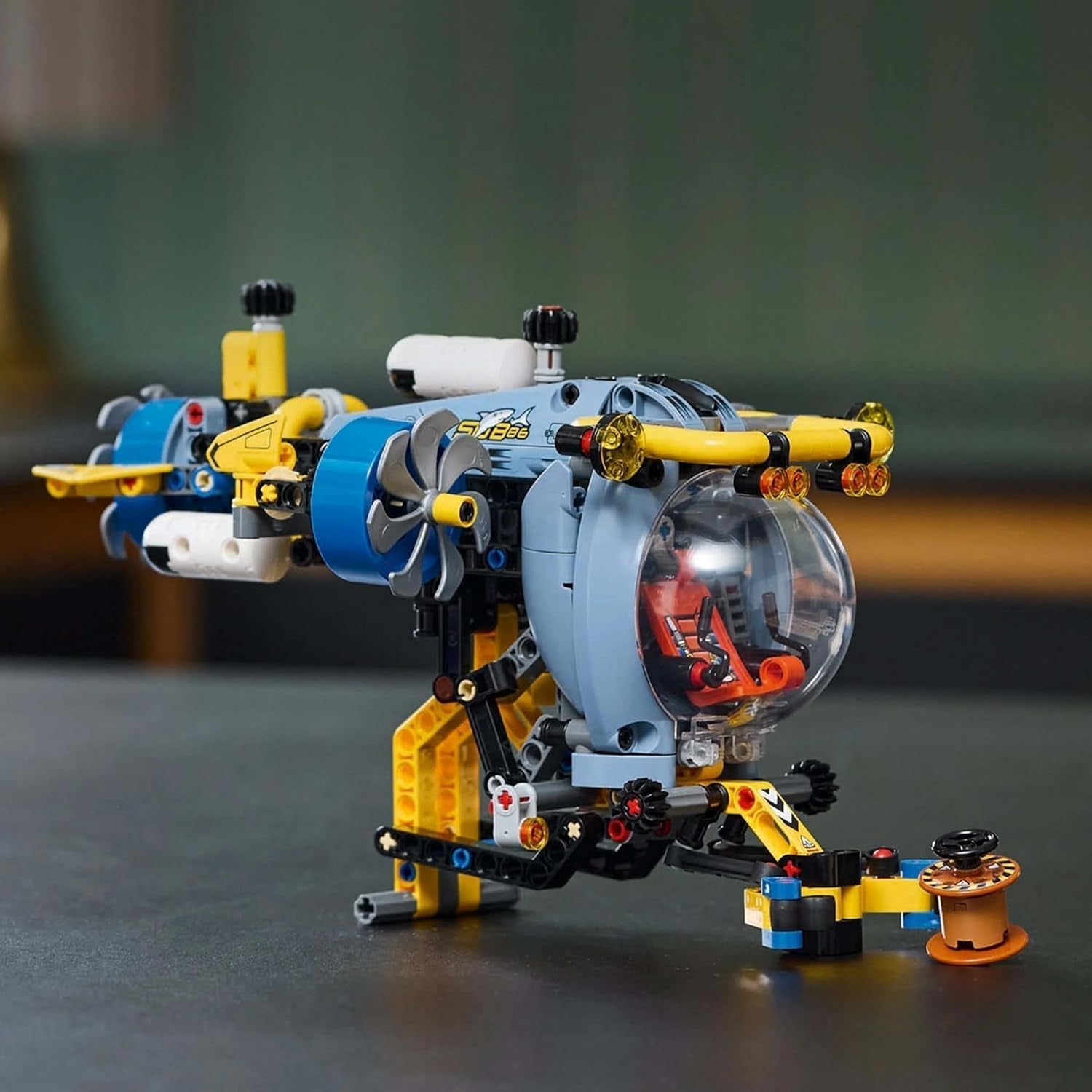 LEGO Technic Odkrywca głębin Łódź podwodna Zabawka do budowania dla dzieci w wieku 9 lat Chłopcy i dziewczęta Kreatywne pomysły na prezenty urodzinowe Pojazd do zbudowania z obracającymi się śmigłami 42201 Zestawy do budowania Besuche den LEGO-Store