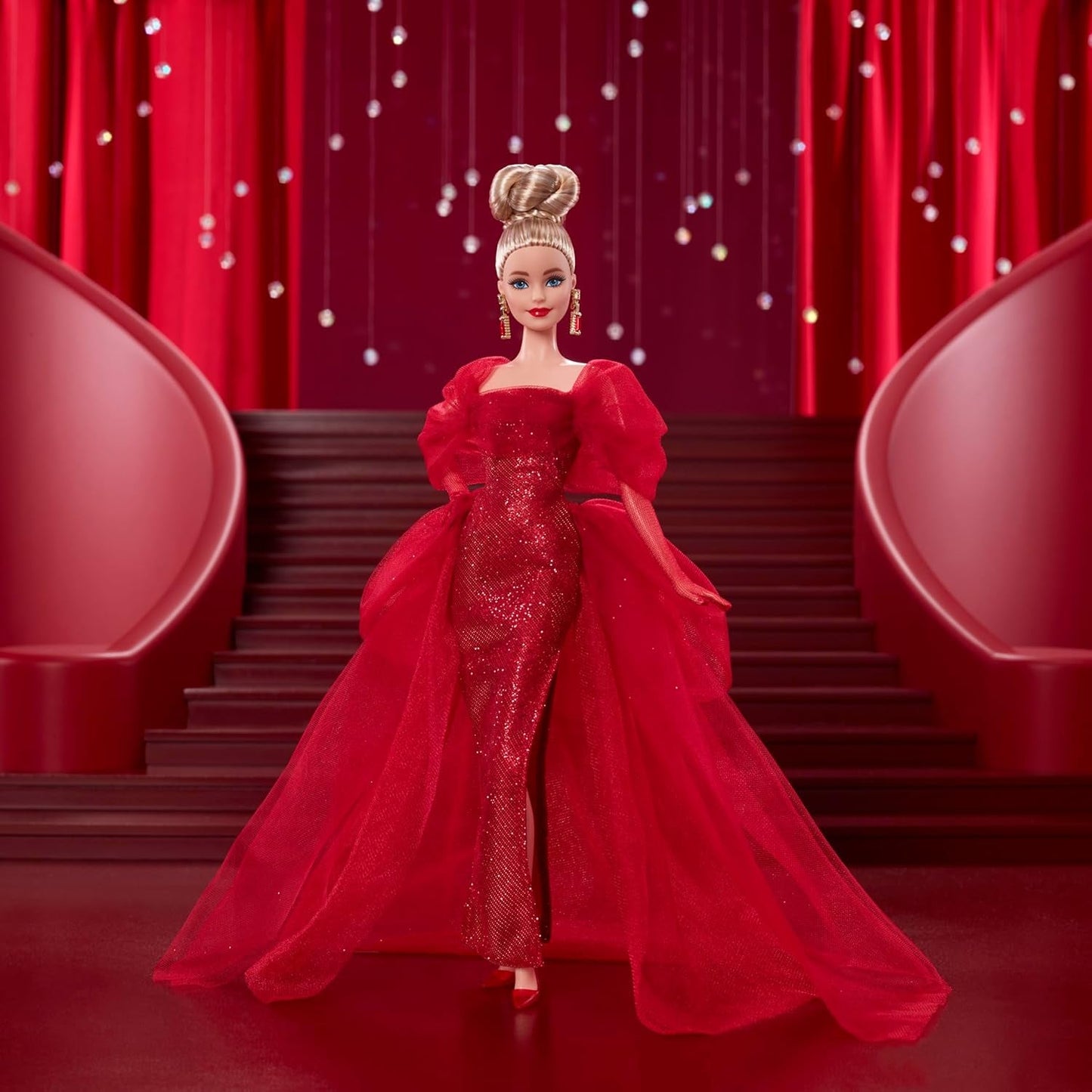 Lalka Barbie Signature 80. rocznica Mattel Figurka kolekcjonerska w błyszczącej czerwonej tiulowej sukience z kolczykami w kształcie łezki i delikatnymi rękawiczkami Blond włosy JBJ17