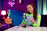 Lalka Monster High Frankie Stein w dżinsowej kurtce i spodenkach zawiera także szczeniaka Watzie i akcesoria, takie jak plecak, przekąskę i notatnik, HXH73