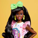 Barbie Rewind – nostalgiczna figurka kolekcjonerska w stylu lat 80. ze wspaniałymi włosami i strojem, zawiera telewizor, popcorn i telefon, dla fanów i kolekcjonerów, HJX19