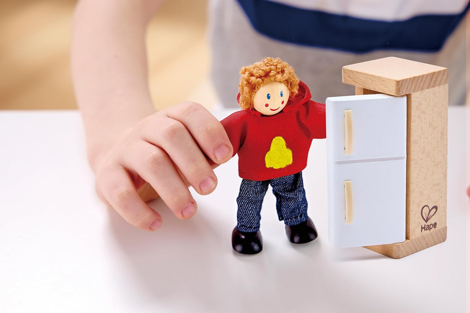 Nagradzany zestaw domków dla lalek Hape Doll Family, unikalne drewniane akcesoria do domku dla lalek, pomysłowa zabawa, 6 członków rodziny lalek, wiek od 3 lat