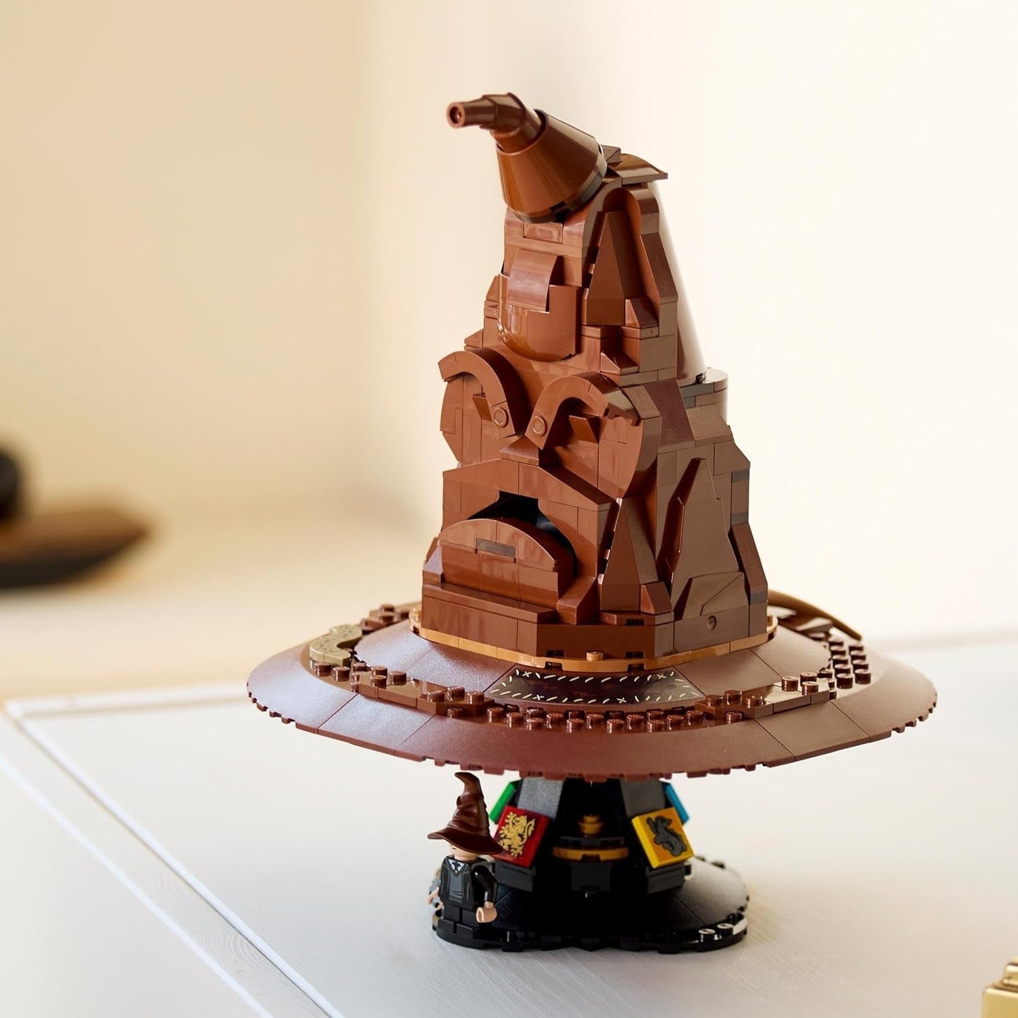 LEGO Harry Potter mówiący kapelusz Model Hogwartu Film dla dorosłych Prezent dla kobiet Mężczyźni Mama Tata Z 31 losowymi kombinacjami dźwięków Wprowadza Cię do Twojego domu w Hogwarcie 76429 Zestawy do budowania Besuche den LEGO-Store