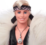 Kolekcjonerska lalka Ken Barbie z filmu w płaszczu ze sztucznego futra i czarnej kamizelce z frędzlami i chustką, lalki HRF31 Naty Shop