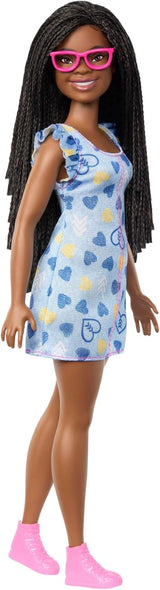 Lalka Barbie Fashionistas nr. 229 z zespołem Downa w sukience we wzór serca opracowanej we współpracy z Narodowym Towarzystwem Zespołu Downa, HYK14