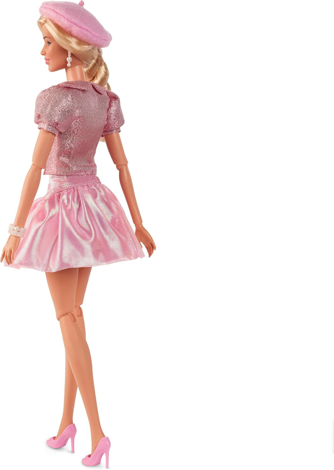 Barbie Film na podstawie filmu Margot Robbie jako figurka kolekcjonerska Barbie w różowej bluzce i tiulowej spódnicy ze stylizowaną fryzurą i pasującą biżuterią JBJ53