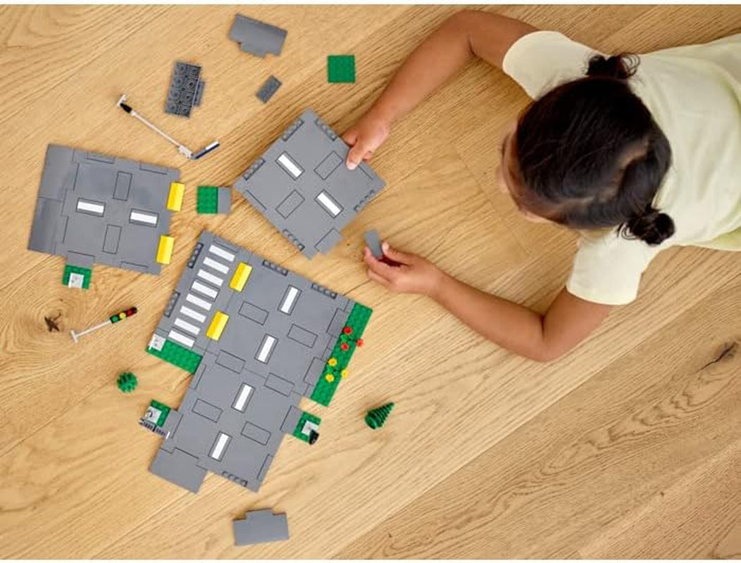 LEGO City Skrzyżowanie dróg ze światłami Zestaw do budowania ze świecącymi w ciemności klockami 60304 Zestawy do budowania w sklepie LEGO