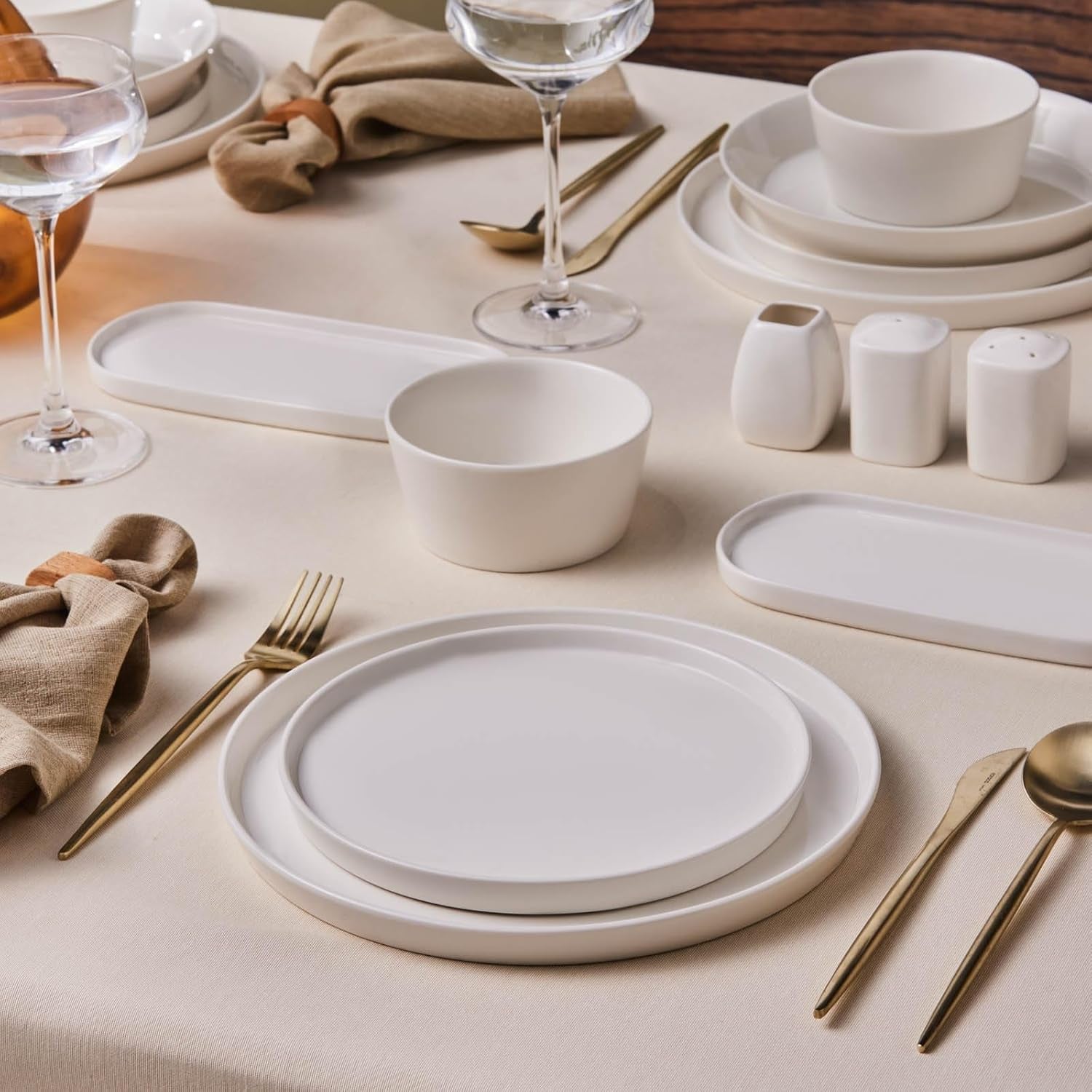Zestaw obiadowy Karaca Stream Bone Bomo na 12 osób Elegancki zestaw talerzy kwadratowych Eleganckie zastawy stołowe z białej porcelany