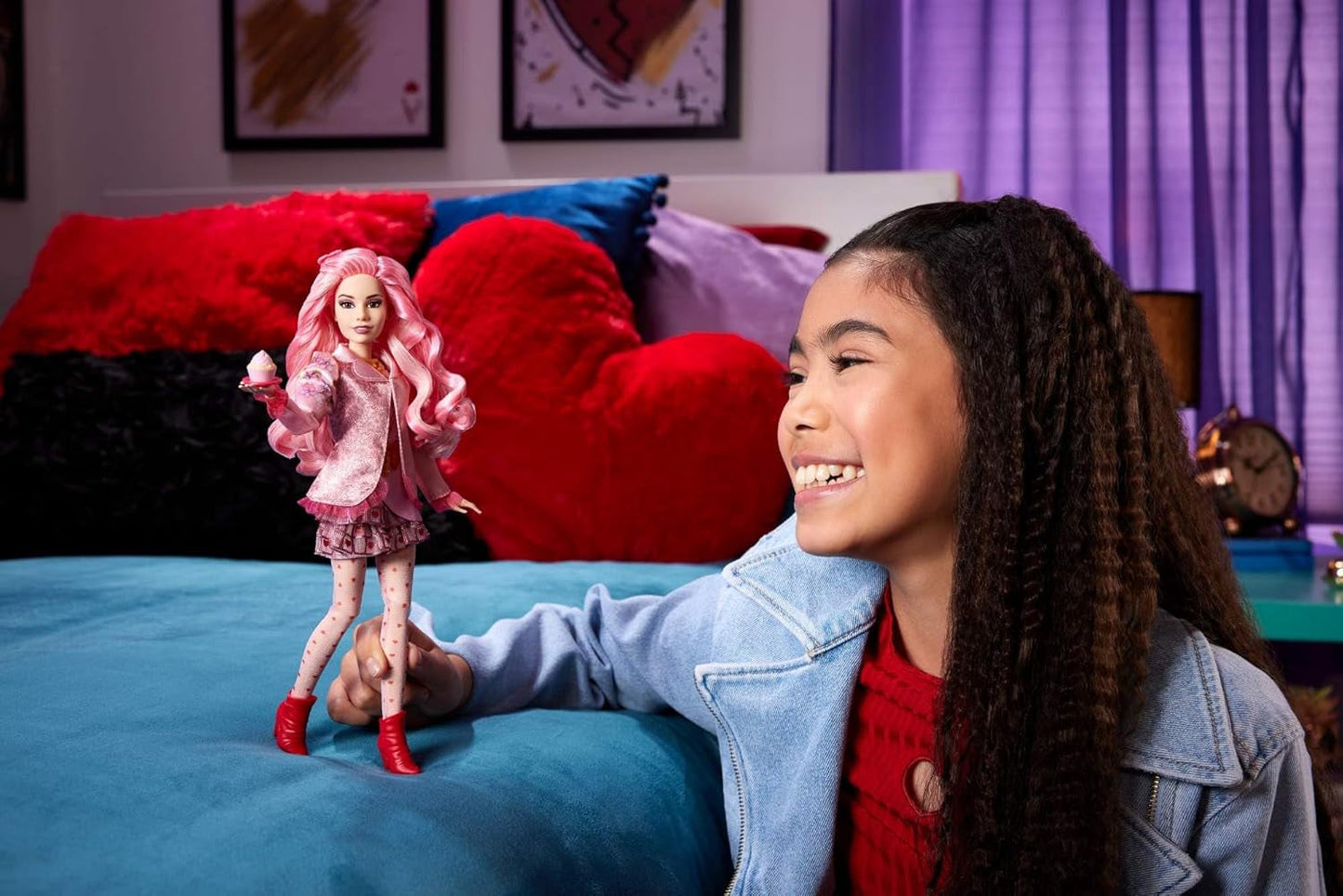 Mattel Disney Descendants: The Rise of Red Modepuppe i akcesoria – Bridget, młoda Herzkönigin, z inspirującym filmem Kleidung i Cupcake, HWT91