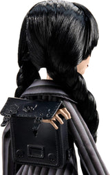 Monster High Wednesday Puppe und Accessoires, Wednesday Addams Sammelfigur in Nevermore Academy Uniform z Eiskaltem Händchen i Rucksack, Puppenständer, HXJ04