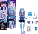 Monster High Self-Scare Secrets Abbey Bominable Lalka i zestaw akcesoriów z 13 realistycznymi niespodziankami, takimi jak henna, rysunki i szydełko JHK44