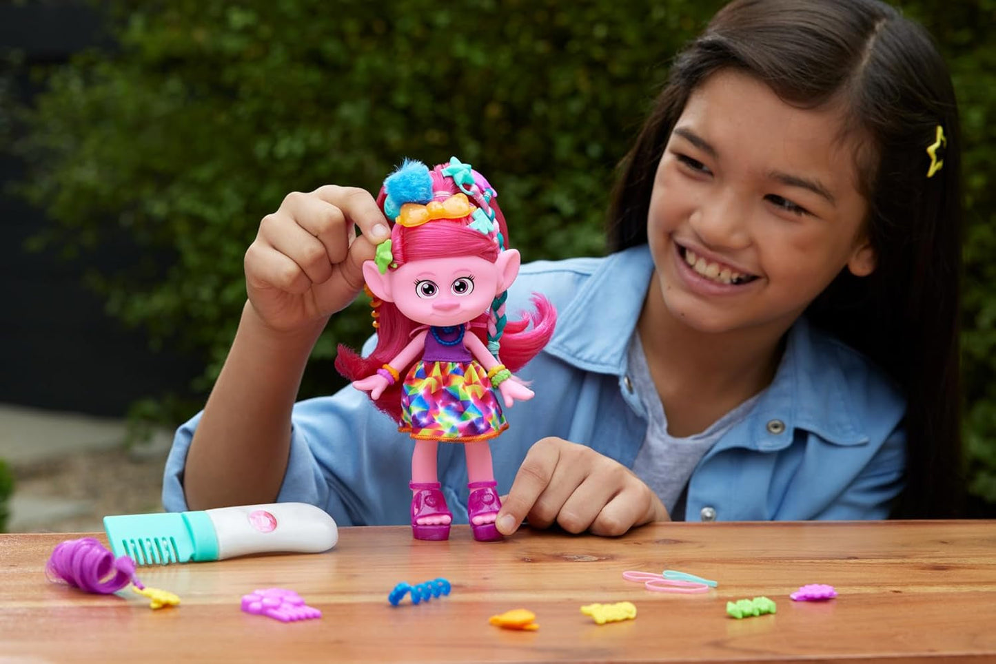 Mattel DREAMWORKS TROLLS Together Strong - smaczna lalka Queen Poppy Fashion - ponad 15 akcesoriów, brokatowy grzebień, zmywalny brokatowy żel, dla dzieci w wieku 3+, lalki HNF25 Naty Shop