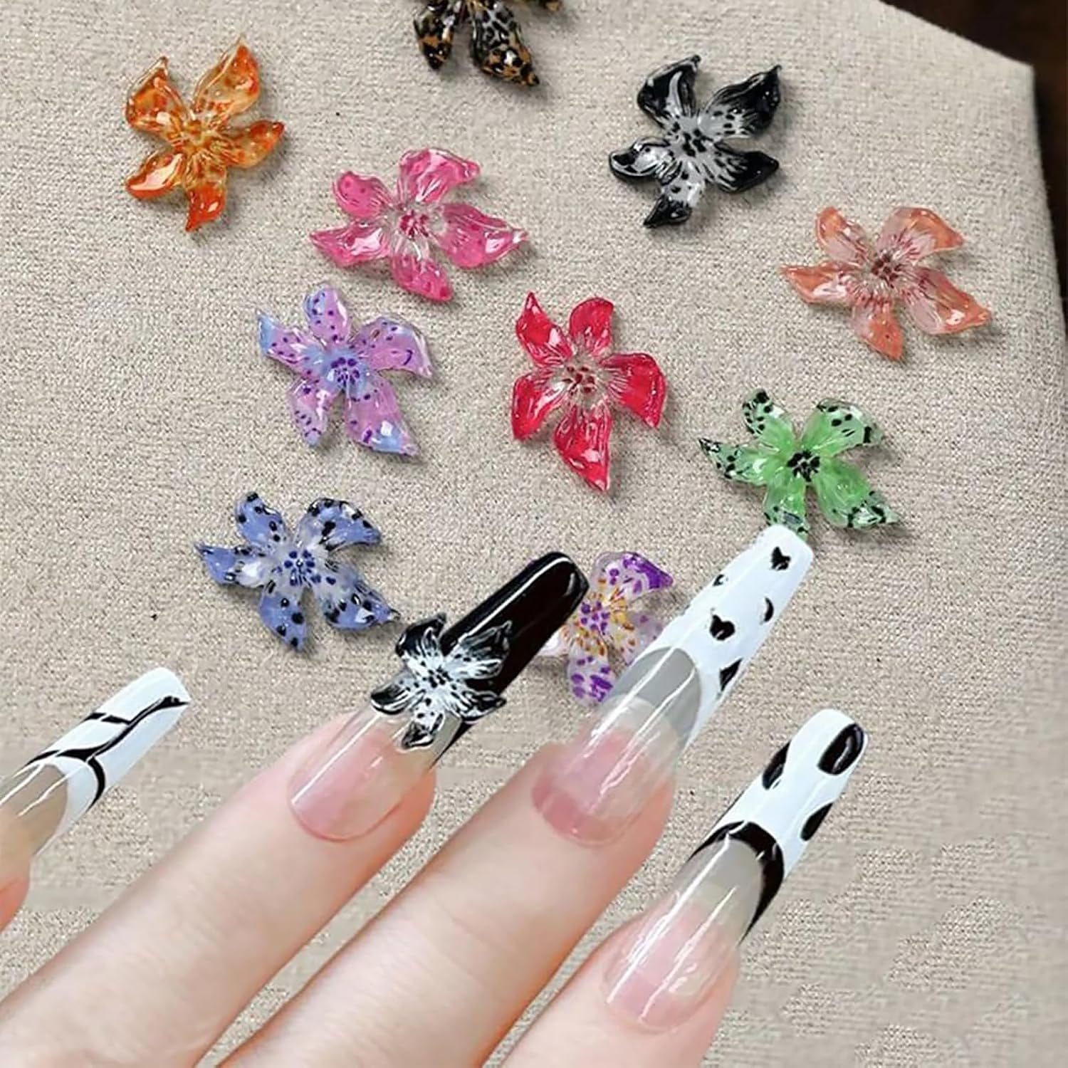50 sztuk 3D kwiatowe zawieszki do paznokci, żelowe zdobienia paznokci 3D, zawieszki do paznokci, kolorowa biżuteria letnia, akcesoria do paznokci DIY, wytłaczane kryształy kwiatu hibiskusa, gradientowe zdobienia paznokci dla kobiet