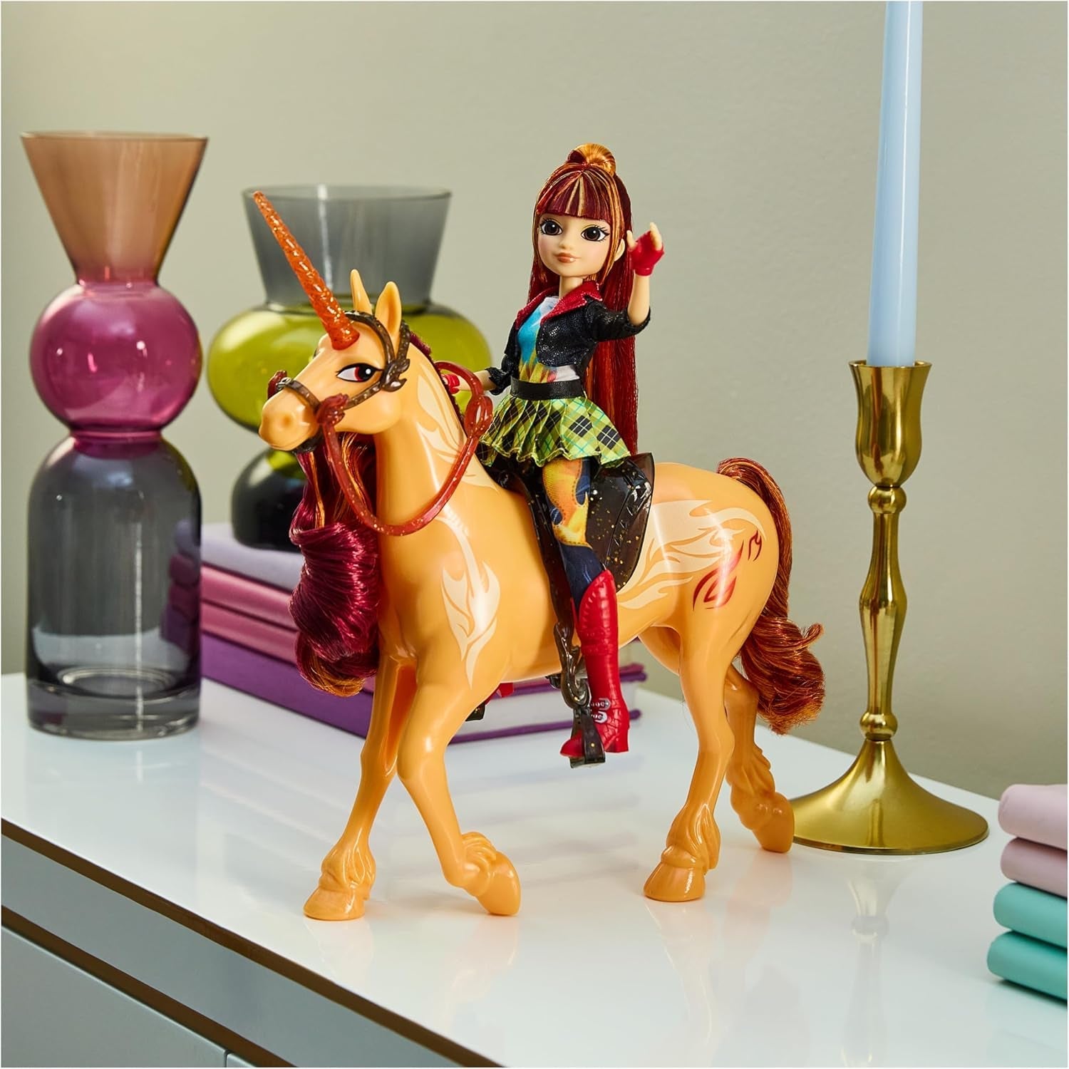 Unicorn Academy Cinder the Unicorn - oryginalny jednorożec Valentina z serialu Netflix o wysokości 28 cm, z prawdziwą grzywą i ogonem, zdejmowaną uzdą oraz siodłem i szczotką, dla dzieci od 4 roku życia