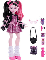 Lalka Monster High Draculaura w różowej sukience z kokardkami i czarnym kardiganie z bajecznym nietoperzem hrabią i 7 akcesoriami, w tym ramenem, szminką i torebką, JHK29