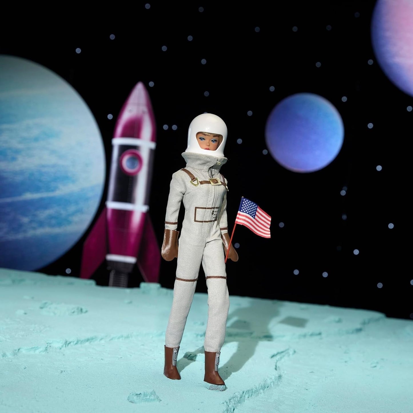 Kolekcjonerska lalka Mattel Barbie Miss Astronaut ze srebrnym kostiumem, butami kosmicznymi i akcesoriami do hełmu, reprodukcja oryginału z 1965 r., lalki JBJ48 Naty Shop