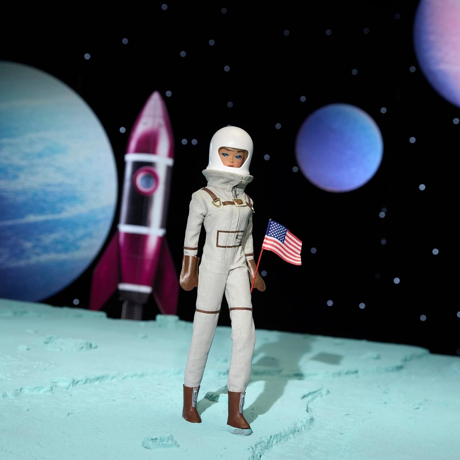 Kolekcjonerska lalka Mattel Barbie Miss Astronaut ze srebrnym kostiumem, butami kosmicznymi i akcesoriami do hełmu, reprodukcja oryginału z 1965 r., lalki JBJ48 Naty Shop