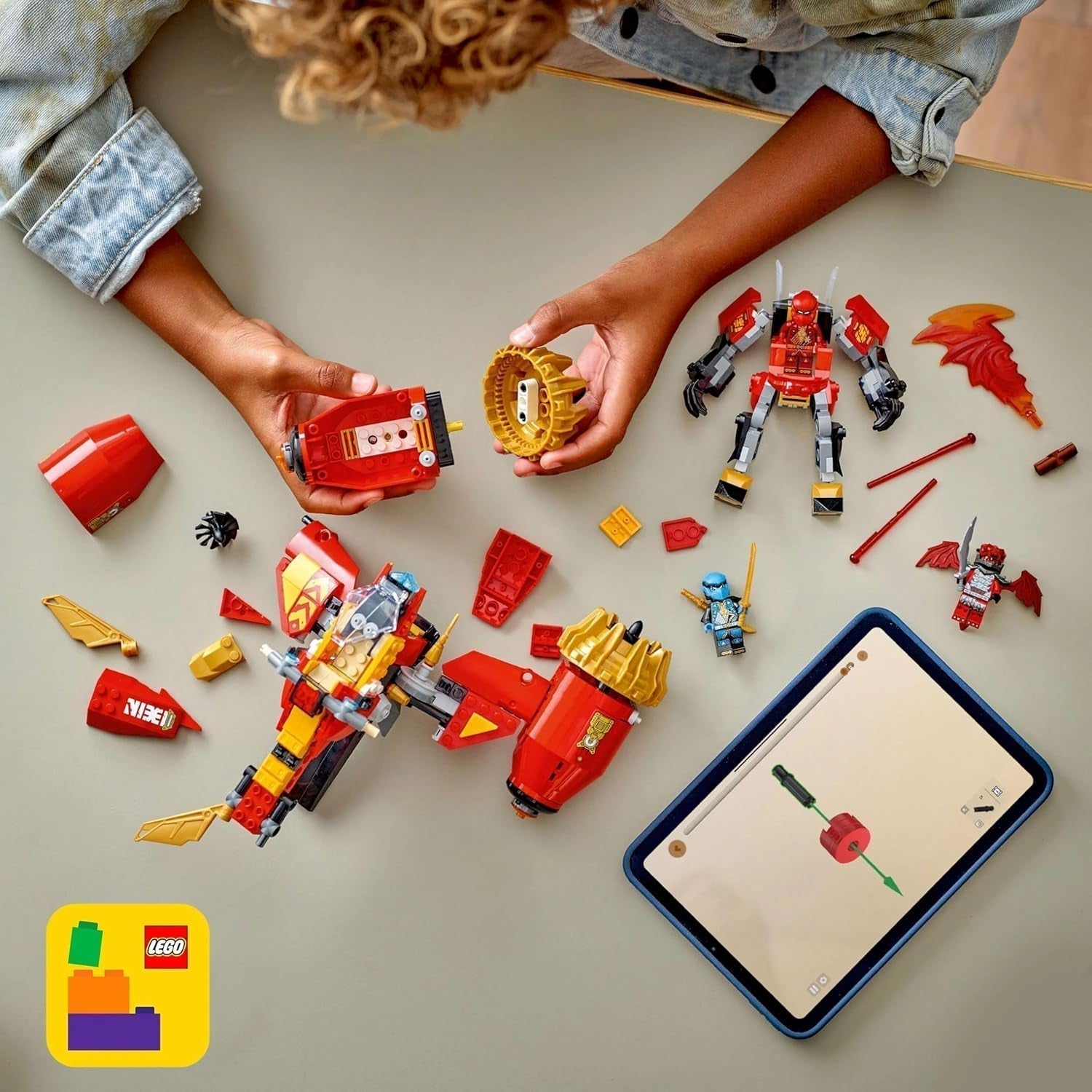 LEGO NINJAGO Mech Jeźdźca Burzy Kaia — Latający motocykl z trzema minifigurkami — Mech z ruchomą głową, rękami i nogami — Zabawka do budowania — Prezent dla chłopców i dziewcząt w wieku 7+ 71830 Zestawy do budowania Besuche den LEGO-Store