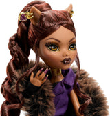 Monster High Doll House of Wolves Clawdeen Wolf Figurka kolekcjonerska z żakardowym płaszczem ze sztucznego futra Fioletowa kurtka Sukienka Złote spodnie i akcesoria JDR66