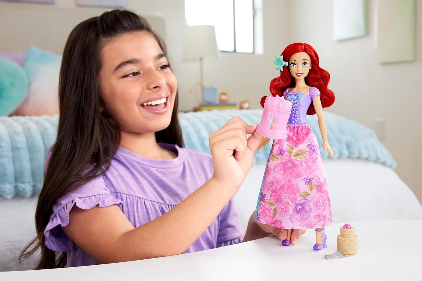 Zestaw lalek Mattel Disney Princess Ariel Spin & Reveal z 11 niespodziankami, w tym 5 akcesoriów, 5 naklejek i sceną do zabawy inspirowaną filmem HTV88
