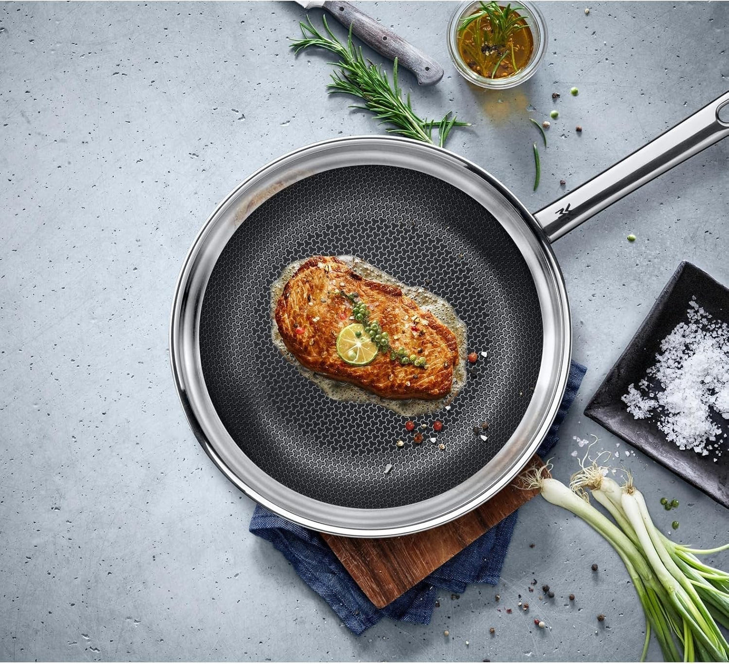 Patelnia indukcyjna WMF Profi Resist 24 cm, materiał z wielowarstwową powłoką, struktura plastra miodu, uchwyt ze stali nierdzewnej, garnki i patelnie żaroodporne Naty Shop