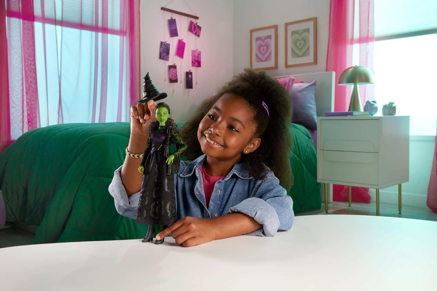 Mattel Wicked Elphaba Fashion Doll i akcesoria z zieloną skórą, czarnymi warkoczami, różnymi możliwymi pozami i odpinanym wyglądem sukni balowej, HXT62, [wielokolorowy]
