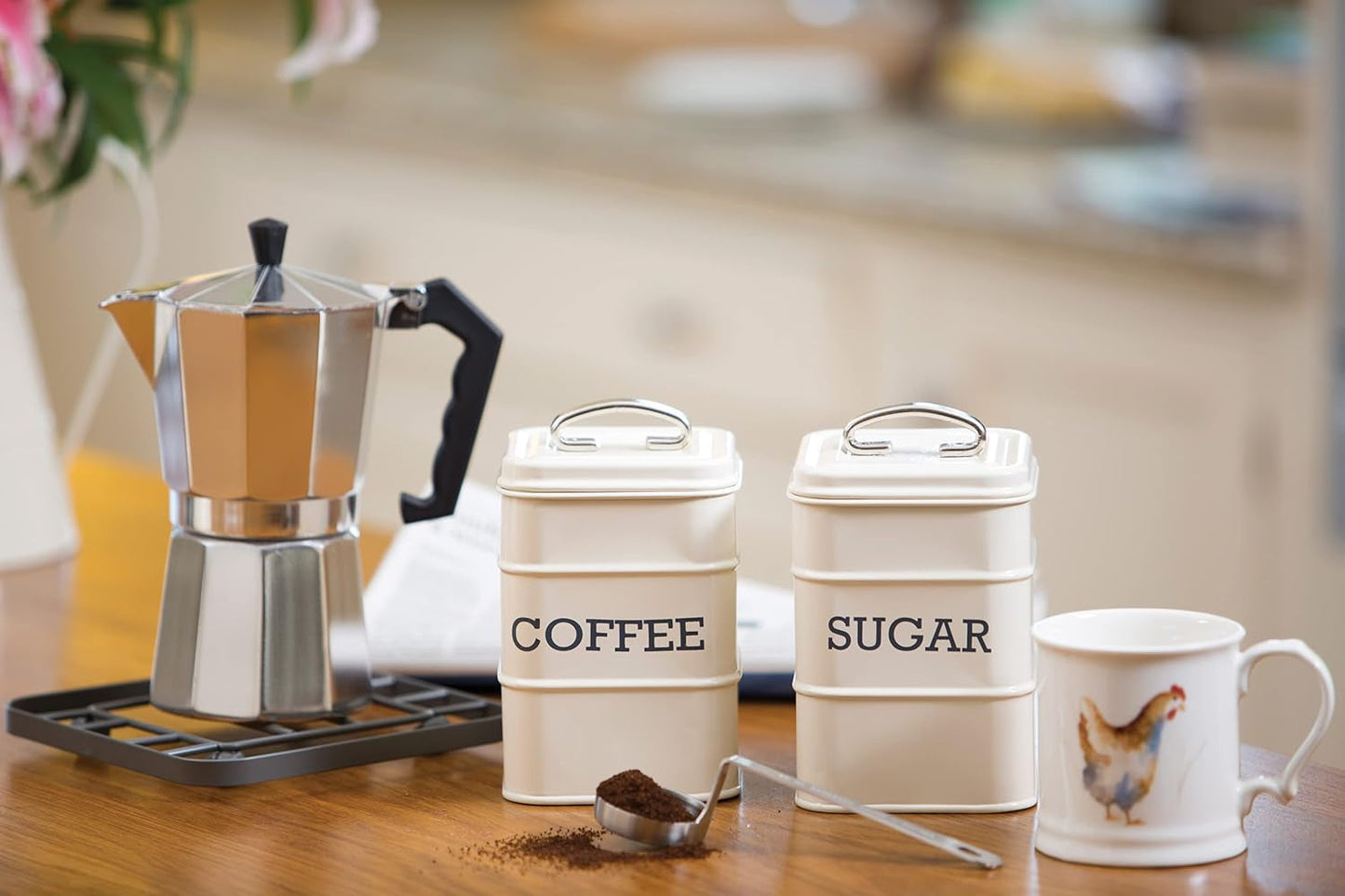 KitchenCraft Living Nostalgia Zestaw 3 słoików do przechowywania herbaty, cukru i kawy w pudełku upominkowym, stal, antyczny krem, 11 cm x 11 cm x 17 cm, niebieskie pudełka do przechowywania żywności w stylu vintage Naty Shop