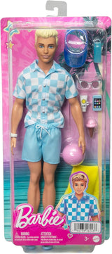 Barbie Ken – lalka blondynka w niebieskiej koszuli i fartuchu kąpielowym, akcesoria plażowe i piłka plażowa do kreatywnej zabawy, od 3 lat, HPL74
